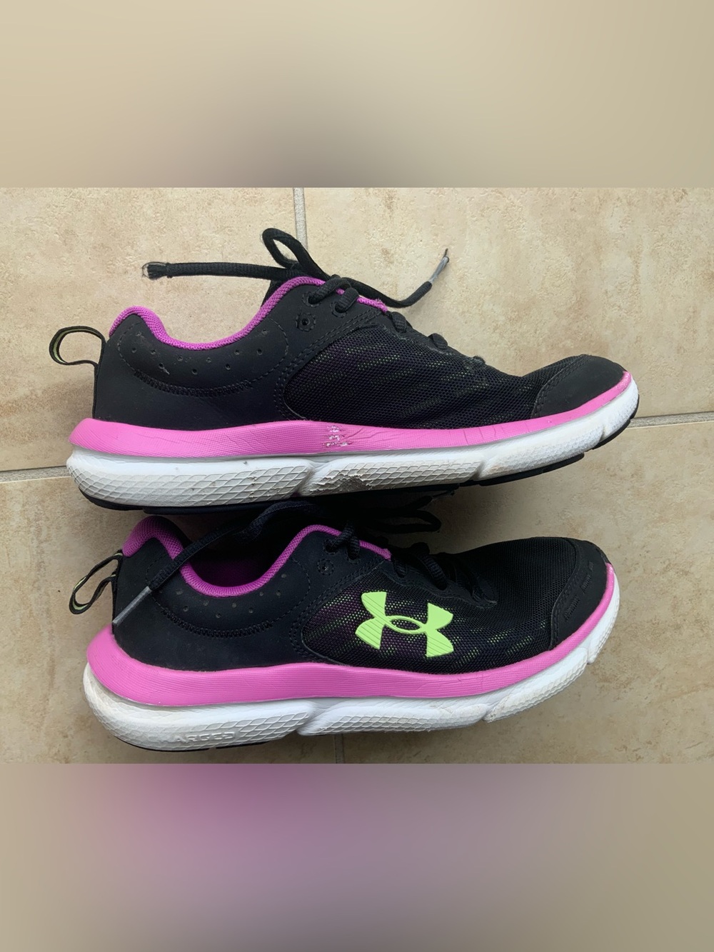 Under Armour Youth Size 6 Black Sneakers